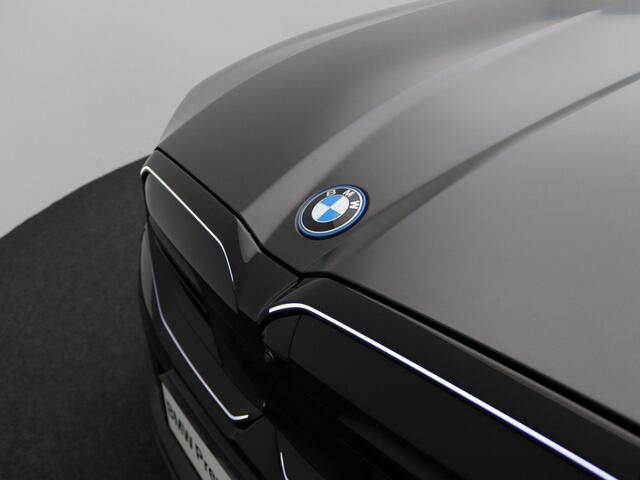 BMW i5 M60 xDrive M Sportpakket Pro | Innovation Pack | Travel Pack | Comfort Pack | Adaptief M Onderstel Professional | Panoramadak | Driving Assistant Professional | Bowers & Wilkins | M Performance Accessoires | 20''