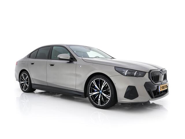 BMW i5 eDrive 40 M-Sport 84 kWh [ 3-Fase ] { SOH-96% } (INCL-BTW) *PANO | HEAD-UP | TWO-TONE-LUXURY-LEATHER | FULL-LED | BLIND-SPOT | HARMAN-KARDON-SURROUND | COMFORTSEATS | WIDESCREEN-DIGICOCKPIT | AMBIENT-LIGHT | KEYLESS | TOPVIEW | DAB | ...