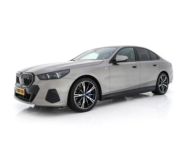 BMW i5 eDrive 40 M-Sport 84 kWh [ 3-Fase ] { SOH-96% } (INCL-BTW) *PANO | HEAD-UP | TWO-TONE-LUXURY-LEATHER | FULL-LED | BLIND-SPOT | HARMAN-KARDON-SURROUND | COMFORTSEATS | WIDESCREEN-DIGICOCKPIT | AMBIENT-LIGHT | KEYLESS | TOPVIEW | DAB | ...
