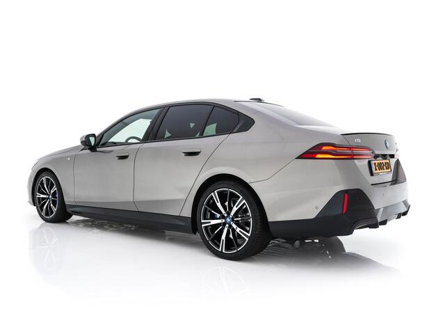 BMW i5 eDrive 40 M-Sport 84 kWh [ 3-Fase ] { SOH-96% } (INCL-BTW) *PANO | HEAD-UP | TWO-TONE-LUXURY-LEATHER | FULL-LED | BLIND-SPOT | HARMAN-KARDON-SURROUND | COMFORTSEATS | WIDESCREEN-DIGICOCKPIT | AMBIENT-LIGHT | KEYLESS | TOPVIEW | DAB | ...