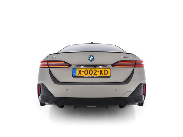 BMW i5 eDrive 40 M-Sport 84 kWh [ 3-Fase ] { SOH-96% } (INCL-BTW) *PANO | HEAD-UP | TWO-TONE-LUXURY-LEATHER | FULL-LED | BLIND-SPOT | HARMAN-KARDON-SURROUND | COMFORTSEATS | WIDESCREEN-DIGICOCKPIT | AMBIENT-LIGHT | KEYLESS | TOPVIEW | DAB | ...