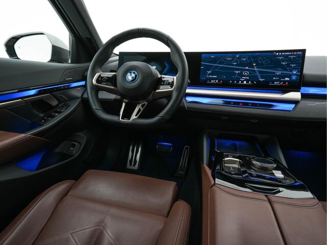 BMW i5 eDrive 40 M-Sport 84 kWh [ 3-Fase ] { SOH-96% } (INCL-BTW) *PANO | HEAD-UP | TWO-TONE-LUXURY-LEATHER | FULL-LED | BLIND-SPOT | HARMAN-KARDON-SURROUND | COMFORTSEATS | WIDESCREEN-DIGICOCKPIT | AMBIENT-LIGHT | KEYLESS | TOPVIEW | DAB | ...