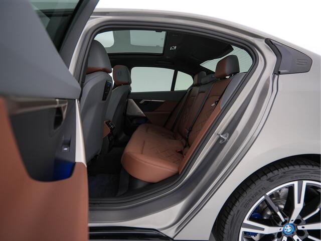 BMW i5 eDrive 40 M-Sport 84 kWh [ 3-Fase ] { SOH-96% } (INCL-BTW) *PANO | HEAD-UP | TWO-TONE-LUXURY-LEATHER | FULL-LED | BLIND-SPOT | HARMAN-KARDON-SURROUND | COMFORTSEATS | WIDESCREEN-DIGICOCKPIT | AMBIENT-LIGHT | KEYLESS | TOPVIEW | DAB | ...