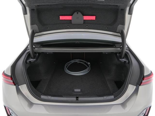 BMW i5 eDrive 40 M-Sport 84 kWh [ 3-Fase ] { SOH-96% } (INCL-BTW) *PANO | HEAD-UP | TWO-TONE-LUXURY-LEATHER | FULL-LED | BLIND-SPOT | HARMAN-KARDON-SURROUND | COMFORTSEATS | WIDESCREEN-DIGICOCKPIT | AMBIENT-LIGHT | KEYLESS | TOPVIEW | DAB | ...