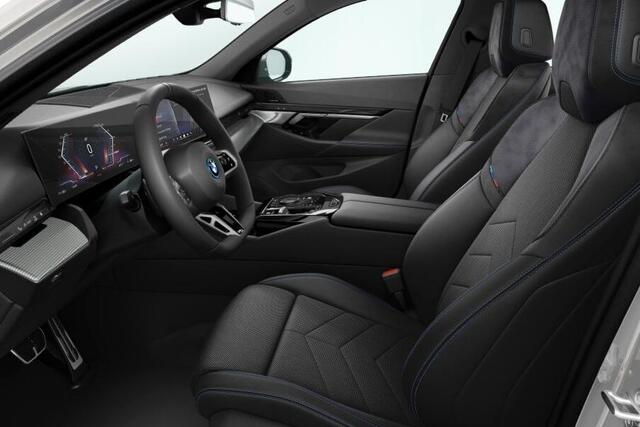 BMW i5 Sedan eDrive40 M-Sport 20 Inch / Electrische Zwenkhaak / Stoelverwarming / Adaptieve Led / Driving Assistant / Harman Kardon