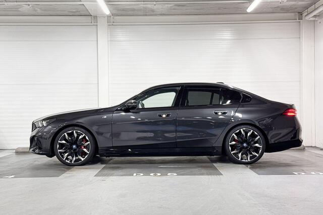 BMW i5 eDrive40 | M-Sport Pro | Travel Pack | Innovation Pack | Comfort Pack | Driving Assistant Plus | Bowers&Wilkins | Panoramadak | Comfort Access | Trekhaak