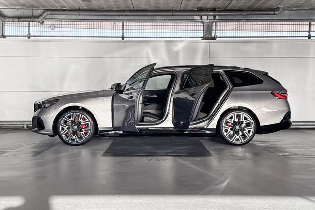 BMW i5 Touring xDrive40 84 kWh | M Sportpakket Pro | Innovation Pack | Comfort Pack