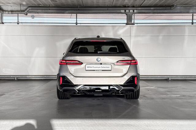 BMW i5 Touring xDrive40 84 kWh | M Sportpakket Pro | Innovation Pack | Comfort Pack