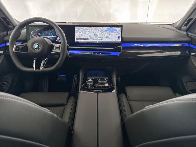 BMW i5 Touring xDrive40 84 kWh | M Sportpakket Pro | Innovation Pack | Comfort Pack