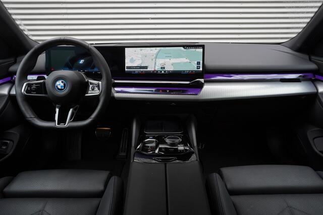 BMW i5 Touring eDrive40 M Sportpakket | Trekhaak met elektrisch wegklapbare kogel | Driving Assistant Plus | Parking Assistant | Alarmsysteem klasse 3