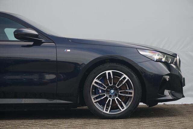 BMW i5 xDrive40 M Sportpakket 19'' / Panoramadak / Harman Kardon / Parking Assistant Plus / Trekhaak