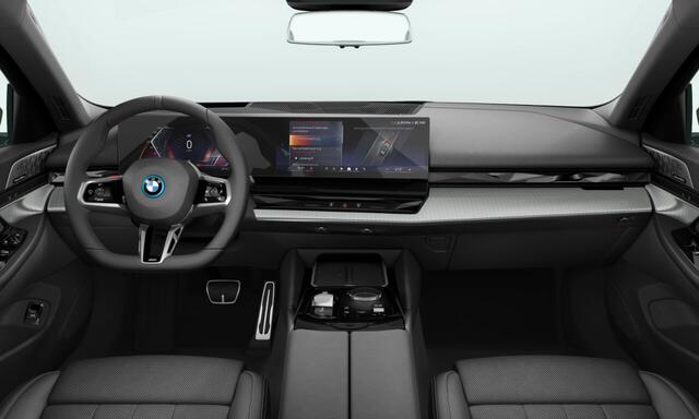 BMW i5 Touring eDrive40 | MAHOGANY ll RED | M-Sport Pro | 21'' | B&W | Panorama. | Comf. stoel. | Head-Up | Driv. + Park. Plus | Trekhaak | Comf. Acc. | Stoelvent. | Stoelverw. voor/achter