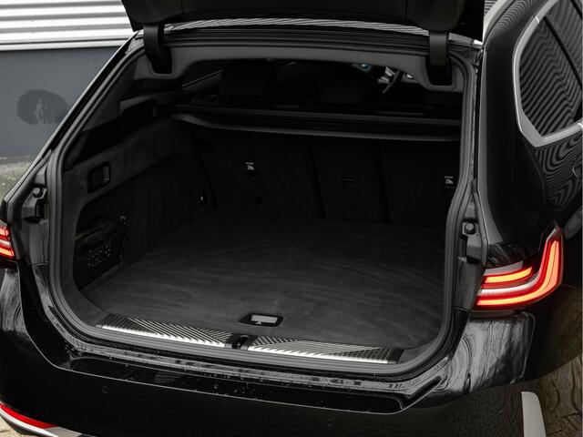 BMW i5 Touring eDrive40 - Sportstoelen - Getint Glas - Harman Kardon - Iconic Glow Exterieur