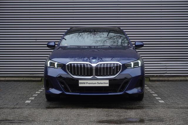 BMW i5 Touring eDrive40 M Sportpakket | Comfort Pack | Trekhaak met elektrisch wegklapbare kogel | Glazen panoramadak | Driving Assistant Professional | Harman-Kardon sound system