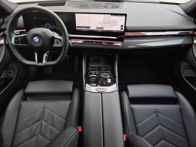 BMW i5 XDrive 40 M Sport Edition 84 kWh 4WD / VOL LEDER / Fabrieksgarantie t/m 04-2028 / SOH 96,61% / Elektrische Trekhaak (1500KG) / Comfort Pack / Innovation Pack / M Sportpakket Pro / Travelpack / Harman/Kardon Audio Systeem /