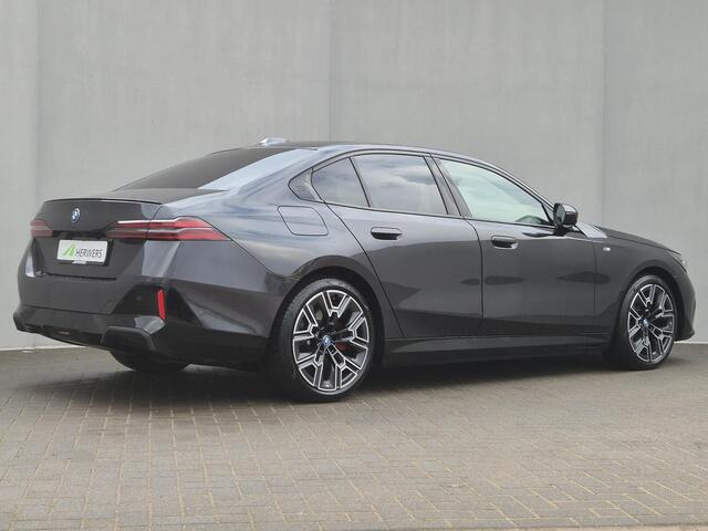 BMW i5 XDrive 40 M Sport Edition 84 kWh 4WD / VOL LEDER / Fabrieksgarantie t/m 04-2028 / SOH 96,61% / Elektrische Trekhaak (1500KG) / Comfort Pack / Innovation Pack / M Sportpakket Pro / Travelpack / Harman/Kardon Audio Systeem /