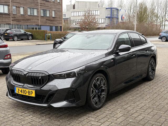 BMW i5 eDrive40 84 kWh | VOL! | Panoramadak | H&K Audio | M Pakket | Stoel- Ventilatie & Verwarming | Memory Seats |