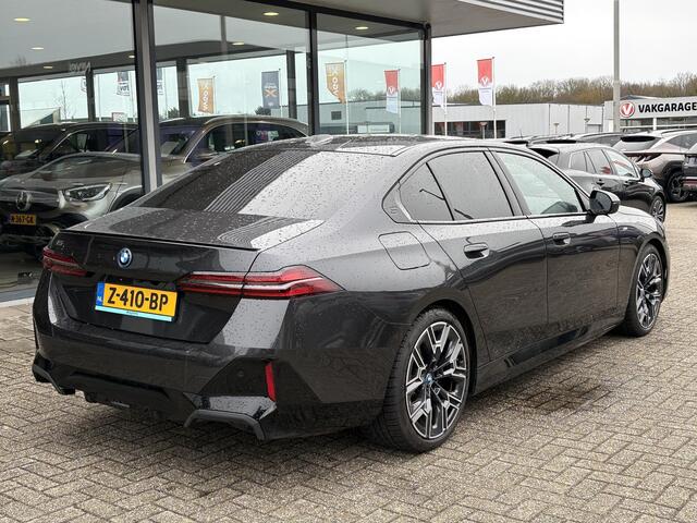 BMW i5 eDrive40 84 kWh | VOL! | Panoramadak | H&K Audio | M Pakket | Stoel- Ventilatie & Verwarming | Memory Seats |