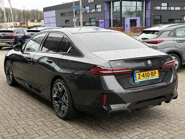 BMW i5 eDrive40 84 kWh | VOL! | Panoramadak | H&K Audio | M Pakket | Stoel- Ventilatie & Verwarming | Memory Seats |