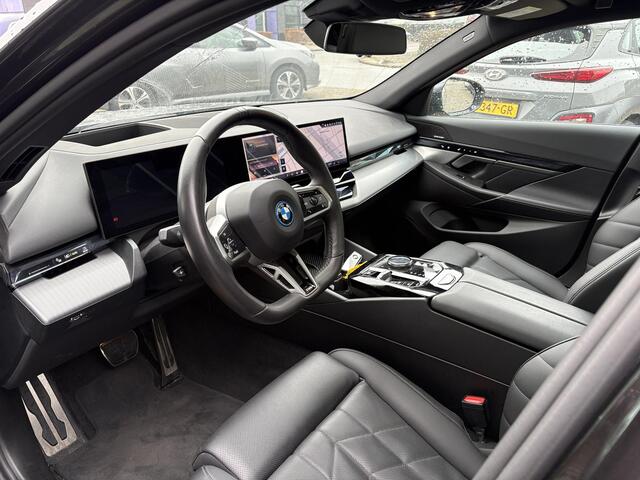 BMW i5 eDrive40 84 kWh | VOL! | Panoramadak | H&K Audio | M Pakket | Stoel- Ventilatie & Verwarming | Memory Seats |