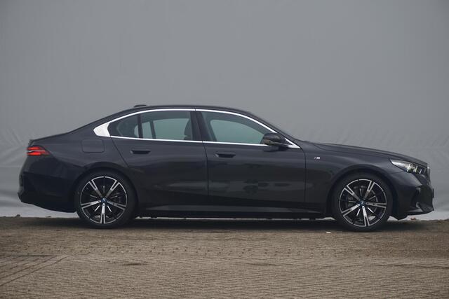 BMW i5 eDrive40 M Sport | Trekhaak / Panoramadak / Driving Assistant Professional / Parking Assistant Professional / Elektrische Comfortstoelen + Memory / Stoelventilatie / Head-up / Rondomzicht camera's
