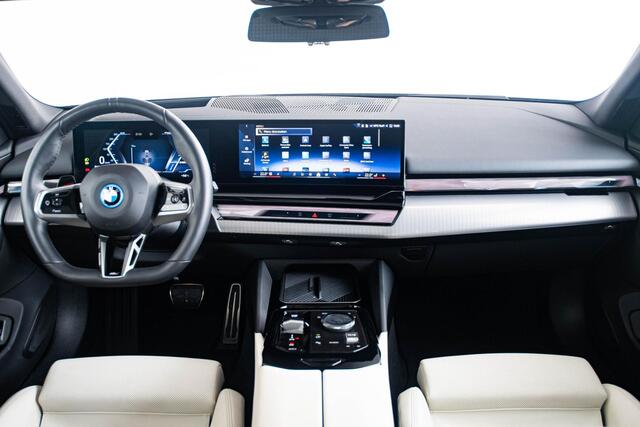 BMW i5 Touring xDrive40 84 kWh M Sport Pro - Trekhaak - Panoramdak - Driving Assistant Professional - Head up - Harman Kardon - stoelventilatie - stoelverwarming voor/achter - Iconic Glow - Comfort Access -