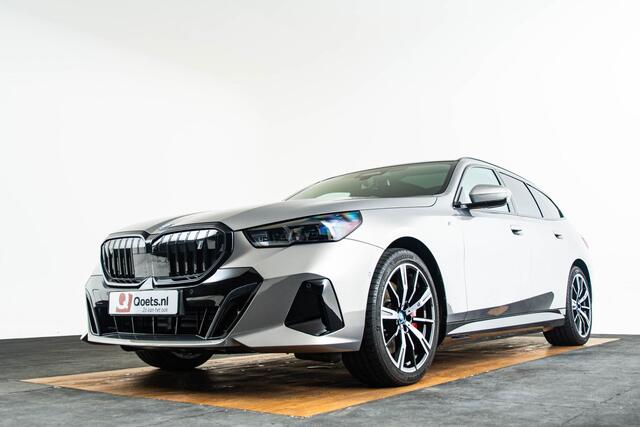 BMW i5 Touring xDrive40 84 kWh M Sport Pro - Trekhaak - Panoramdak - Driving Assistant Professional - Head up - Harman Kardon - stoelventilatie - stoelverwarming voor/achter - Iconic Glow - Comfort Access -