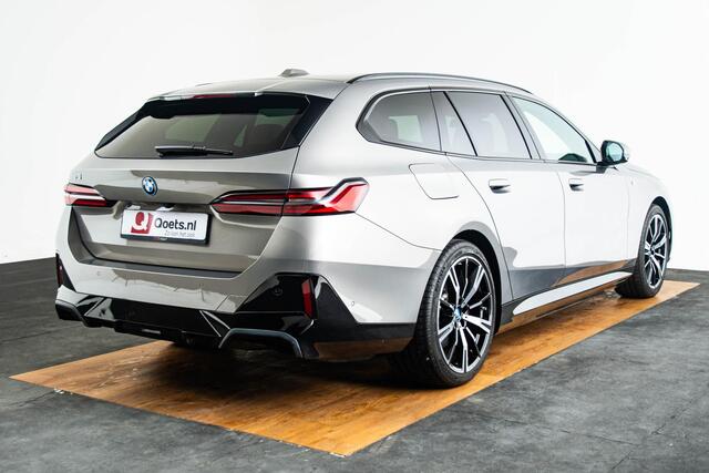 BMW i5 Touring xDrive40 84 kWh M Sport Pro - Trekhaak - Panoramdak - Driving Assistant Professional - Head up - Harman Kardon - stoelventilatie - stoelverwarming voor/achter - Iconic Glow - Comfort Access -
