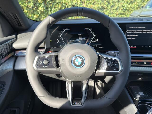 BMW i5 Touring eDrive40 | M-Sport Pro | 21'' | Panorama. | Comfortstoel. + vent. | B&W | Trekhaak | Park. Plus | Head-Up | Driv. Plus | Stuur + stoelverw.