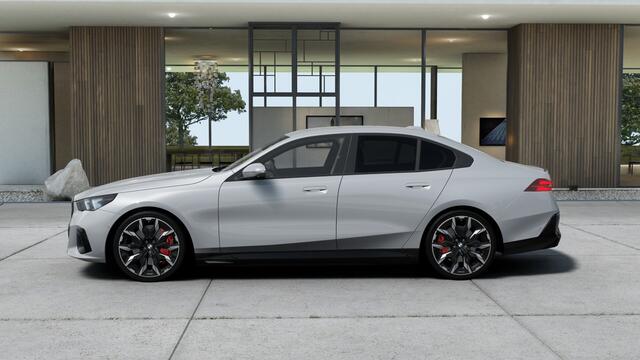 BMW i5 eDrive40 M Sport / Bowers & Wilkins / Adaptieve LED / Comfort Access / Stoelventilatie / Parking Assistant Plus / Comfortstoelen