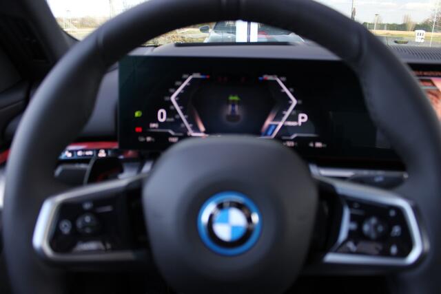 BMW i5 xDrive40 M Sport / Trekhaak / Adaptief onderstel professional / Comfortstoelen / Comfort Access / Parking Assistant Plus / Stuurverwarming