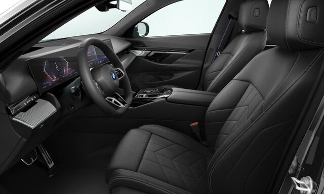 BMW i5 eDrive40 84 kWh | M-Sport Pro | 20" | Panorama. | Park. + Driv. Plus | Trekhaak | Comf. + Trav. Pack Innovation Pack | Verw. Stoelen V+ A | Stuurwiel Verw. | 4-zone Airco.