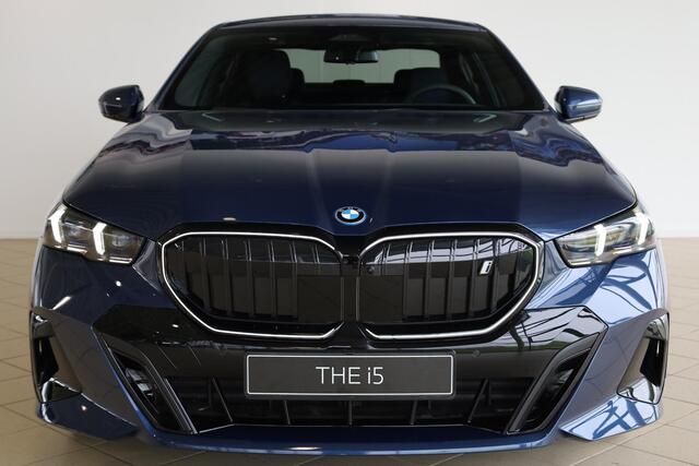 BMW i5 eDrive40 M Sport Edition | M Sportpakket Pro | Premium Pack | Travel Pack | Comfort Pack | Trekhaak | Showroom Selection