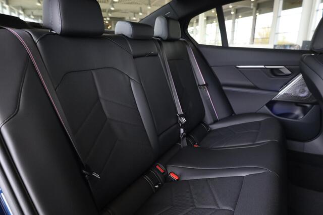 BMW i5 eDrive40 M Sport Edition | M Sportpakket Pro | Premium Pack | Travel Pack | Comfort Pack | Trekhaak | Showroom Selection