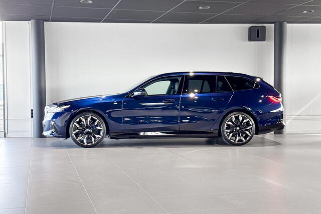 BMW i5 Touring xDrive40 | M Sport | Glazen Panoramadak | Bowers & Wilkins | Iconic Glow | Trekhaak |
