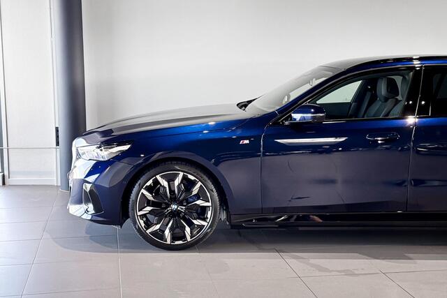 BMW i5 Touring xDrive40 | M Sport | Glazen Panoramadak | Bowers & Wilkins | Iconic Glow | Trekhaak |