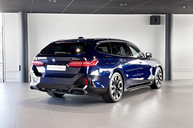 BMW i5 Touring xDrive40 | M Sport | Glazen Panoramadak | Bowers & Wilkins | Iconic Glow | Trekhaak |
