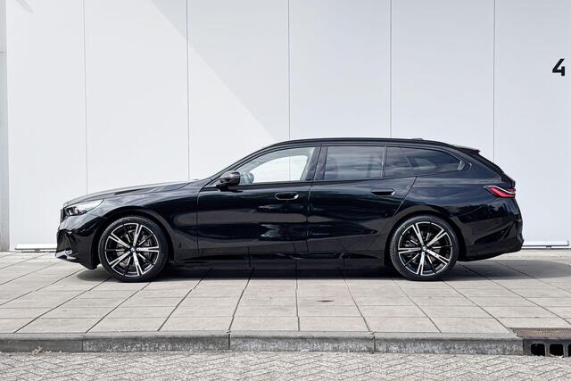 BMW i5 Touring eDrive40 M Sport Edition Panoramadak | Travel Pack | Adaptieve LED | 20 '' | Harman Kardon | Comfort Stoelen | Huisselectie