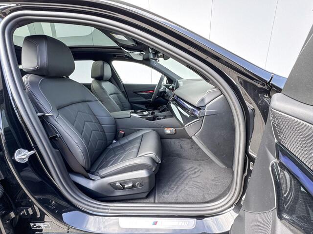 BMW i5 Touring eDrive40 M Sport Edition Panoramadak | Travel Pack | Adaptieve LED | 20 '' | Harman Kardon | Comfort Stoelen | Huisselectie