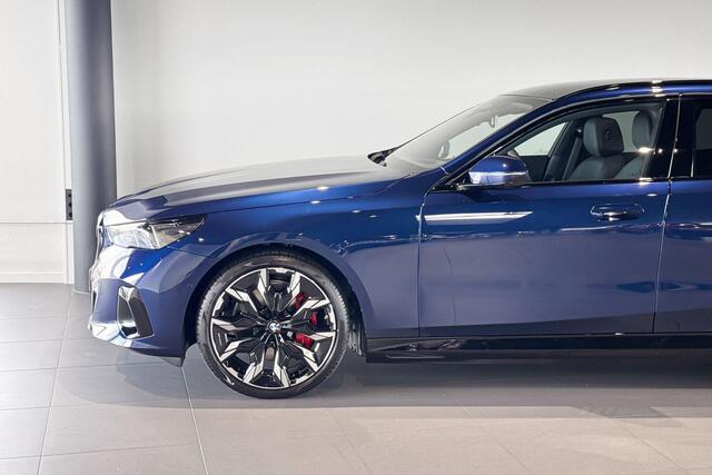BMW i5 Touring eDrive40 M Sport Edition | M Sport Pro | Glazen Panoramadak | Harman Kardon | Stoelventilatie | Trekhaak |