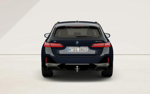 BMW i5 Touring eDrive40 M Sport Edition 84 kWh Trekhaak - B&W - Driving/Parking Assistant Professional - Head up - Stuurwielrandverwarming - Getinte Ruiten - Stoelventilatie - Stoelverwarming voor/achter -