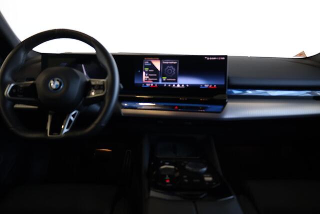 BMW i5 Touring eDrive40 | M Sportpakket Pro | Comfortstoelen | Bowers & Wilkins Sound System | Driving Assistant Professional | Elektr. Trekhaak