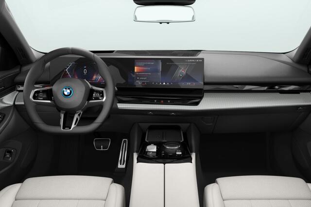 BMW i5 Touring xDrive40 84 kWh | M Sportpakket Pro | Innovation Pack | Travel Pack | Comfort Pack | Trekhaak