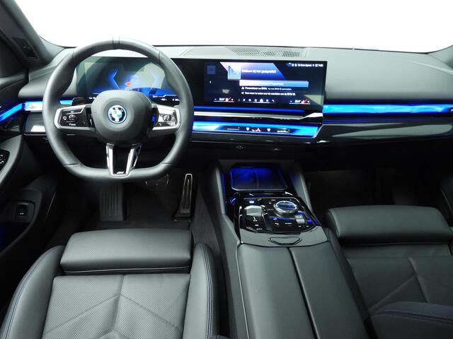 BMW i5 xDrive40 | M-Sportpakket | LED | Navigatie | Sportstoelen | Elektr. zetels | Stoelverwarming | DAB | Harman-kardon sound | Alu 19 inch