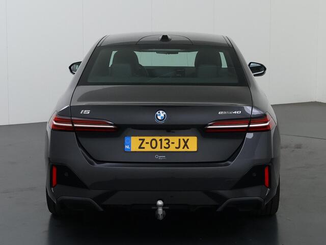 BMW i5 eDrive40 84 kWh | M-Pakket | SOH 97% | Harman/Kardon | Comfortstoelen + Memory | Curved Display | 360 Camera | Apple CarPlay/ Android Auto | Trekhaak |