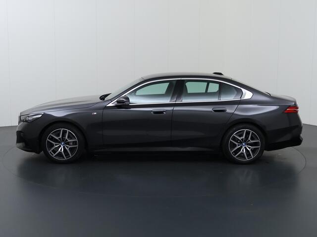 BMW i5 eDrive40 84 kWh | M-Pakket | SOH 97% | Harman/Kardon | Comfortstoelen + Memory | Curved Display | 360 Camera | Apple CarPlay/ Android Auto | Trekhaak |