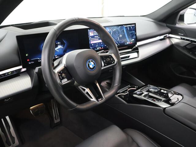 BMW i5 eDrive40 84 kWh | M-Pakket | SOH 97% | Harman/Kardon | Comfortstoelen + Memory | Curved Display | 360 Camera | Apple CarPlay/ Android Auto | Trekhaak |