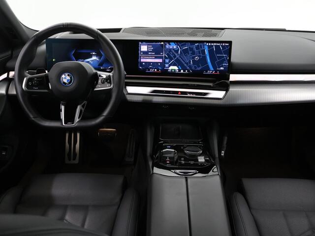 BMW i5 eDrive40 84 kWh | M-Pakket | SOH 97% | Harman/Kardon | Comfortstoelen + Memory | Curved Display | 360 Camera | Apple CarPlay/ Android Auto | Trekhaak |