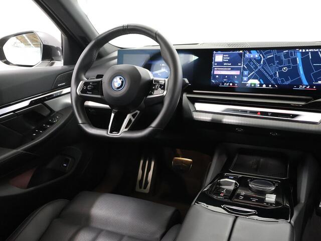 BMW i5 eDrive40 84 kWh | M-Pakket | SOH 97% | Harman/Kardon | Comfortstoelen + Memory | Curved Display | 360 Camera | Apple CarPlay/ Android Auto | Trekhaak |