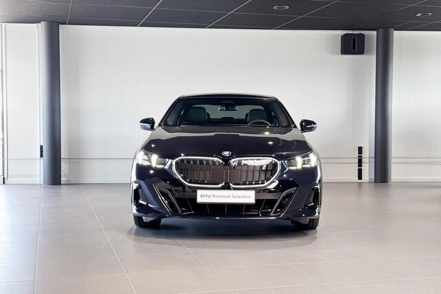 BMW i5 Sedan eDrive40 M Sport Edition 84 kWh | M Sport Pro | Glazen Panoramadak | Harman Kardon | Iconic Glow | Comfort Access |
